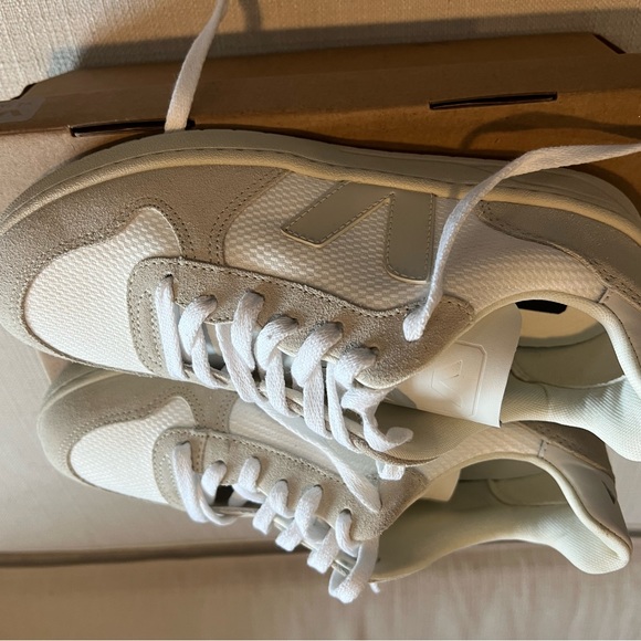 New in Box VEJA V-12 - Picture 3 of 6